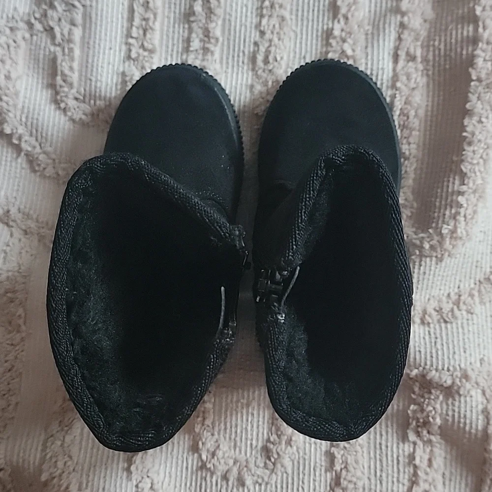 Cat & Jack little girls black boots, size‎ 5. New. Faux Fur lining.